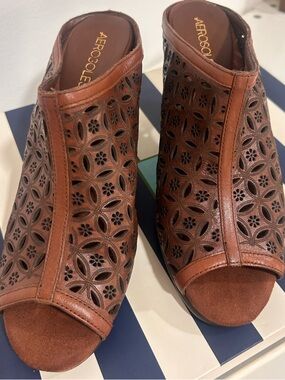 Aerosoles Women Brown Leather Laser Cut Floral Peep Toe Mule Heels Boho Retro